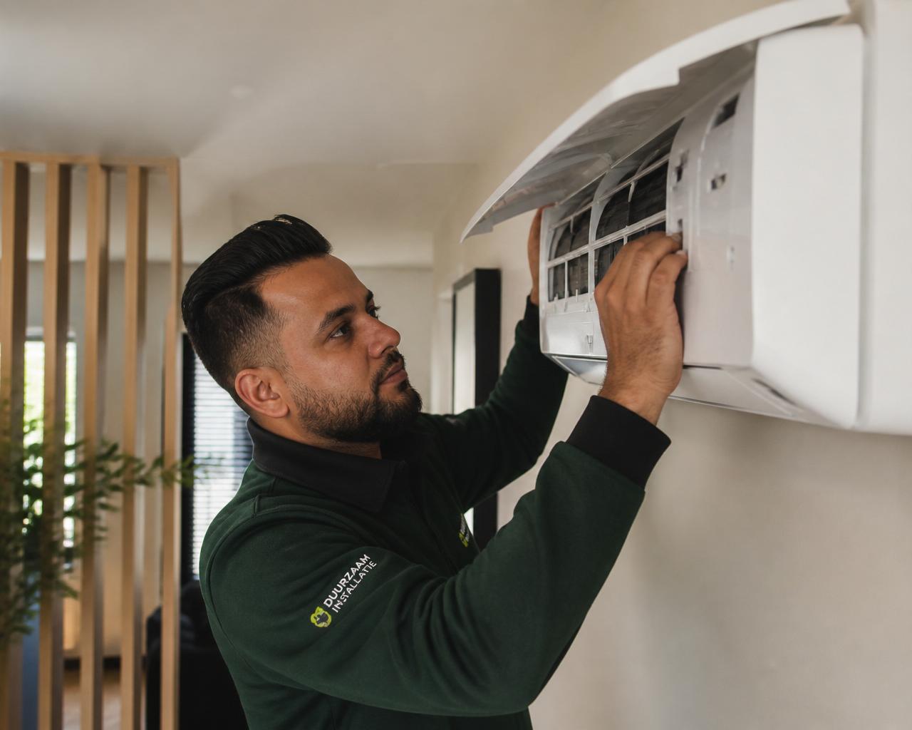 KlimatEco monteur installeert een wandmodel airco in een Nederlandse woning